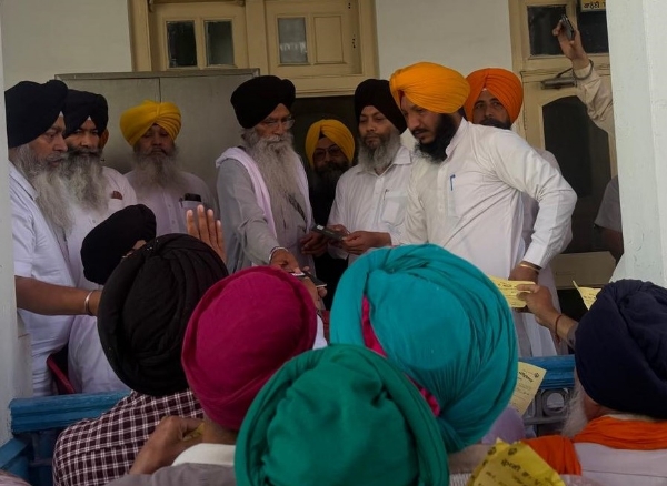 ਸ਼੍ਰੋਮਣੀ ਕਮੇਟੀ ਨੇ ਖ਼ਾਲਸਾ ਸਾਜਣਾ ਦਿਵਸ ’ਤੇ ਪਾਕਿਸਤਾਨ ਜਾਣ ਵਾਲੇ ਸ਼ਰਧਾਲੂਆਂ ਨੂੰ ਵੀਜਾ ਲੱਗੇ ਪਾਸਪੋਰਟ ਸੌਂਪੇ