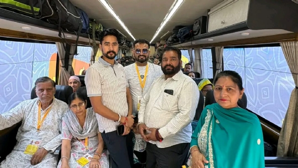 ਬੱਸ ਰਵਾਨਾ ਕਰਨ ਸਮੇਂ ਚੇਅਰਮੈਨ ਮਾਨਿਕ ਮਹਿਤਾ ਅਤੇ ਹੋਰ