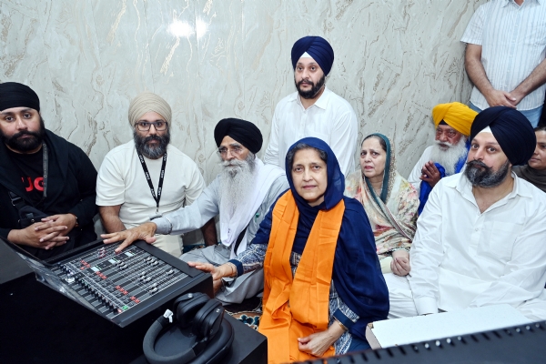 ਐਡਵੋਕੇਟ ਧਾਮੀ ਸੱਚਖੰਡ ਸ੍ਰੀ ਹਰਿਮੰਦਰ ਸਾਹਿਬ ਵਿਖੇ ਆਧੁਨਿਕ ਸਾਊਂਡ ਸਿਸਟਮ ਦੀ ਸ਼ੁਰੂਆਤ ਕਰਨ ਸਮੇਂ ਐਡਵੋਕੇਟ ਧਾਮੀ ਸੱਚਖੰਡ ਸ੍ਰੀ ਹਰਿਮੰਦਰ ਸਾਹਿਬ ਵਿਖੇ ਆਧੁਨਿਕ ਸਾਊਂਡ ਸਿਸਟਮ ਦੀ ਸ਼ੁਰੂਆਤ ਕਰਨ ਸਮੇਂ