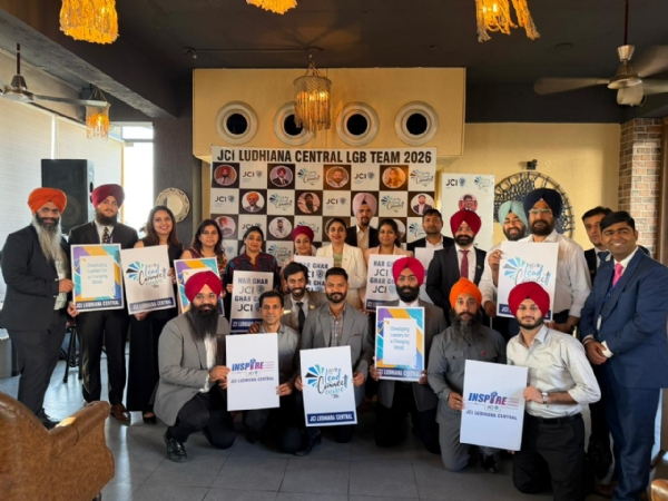 ਸਪੀਚ ਕਰਾਫਟ-2026 ਦੌਰਾਨ ਭਾਗ ਲੈਣ ਵਾਲਿਆਂ ਦਾ ਸਨਮਾਨ ਕਰਦੇ ਹੋਏ ਪ੍ਰਬੰਧਕ।