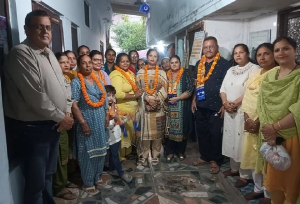 ਨਿਤਾਸ਼ਾ ਨੂੰ ਸ਼੍ਰੋਮਣੀ ਅਕਾਲੀ ਦਲ ਵਿੱਚ ਸ਼ਾਮਲ ਕਰਦੇ ਹੋਏ।