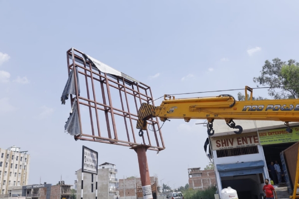 ਹੋਰਡਿੰਗ ਹਟਾਉਂਦੀ ਹੋਈ ਨਗਰ ਕੌਂਸਲ ਦੀ ਟੀਮ।