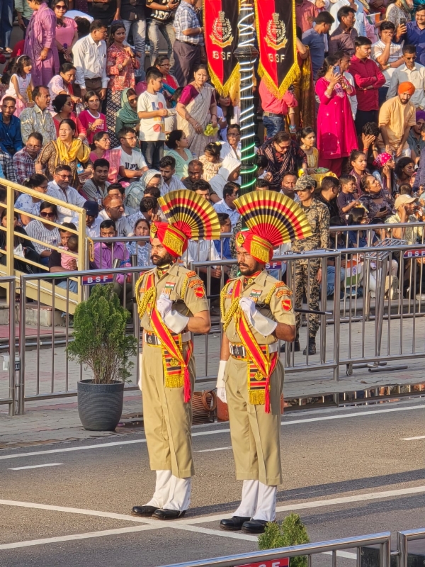 ਅਟਾਰੀ-ਵਾਹਘਾ ਬਾਰਡਰ ‘ਤੇ ਰਿਟਰੀਟ ਸੈਰੇਮਨੀ ਦੌਰਾਨ ਬੀ.ਐਸ.ਐਫ਼. ਦੇ ਜਵਾਨ।