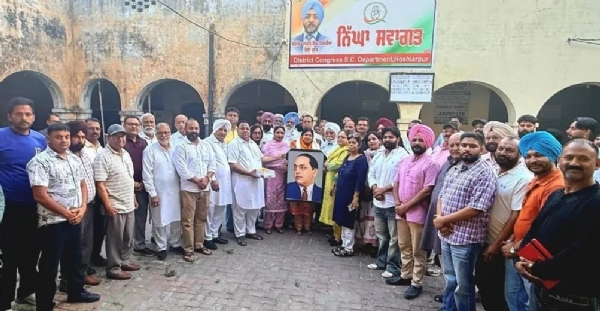ਯਾਮਿਨੀ ਗੋਮਰ ਨੂੰ ਕਾਂਗਰਸ ਐੱਸ.ਸੀ ਸੈੱਲ ਦਾ ਸੂਬਾ ਪ੍ਰਧਾਨ ਨਿਯੁਕਤ ਕੀਤੇ ਜਾਣ ’ਤੇ ਸਨਮਾਨਿਤ ਕਰਦੇ ਐਡਵੋਕੇਟ ਪੰਕਜ ਕ੍ਰਿਪਾਲ