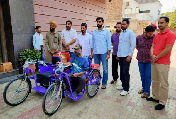 ਅਪਾਹਜਾਂ ਨੂੰ ਇਲੈਕਟ੍ਰਿਕ ਟ੍ਰਾਈਸਾਈਕਲ ਭੇਟ ਕਰਦੇ ਸਾਬਕਾ ਮੇਅਰ ਪਦਮਜੀਤ ਸਿੰਘ ਮਹਿਤਾ