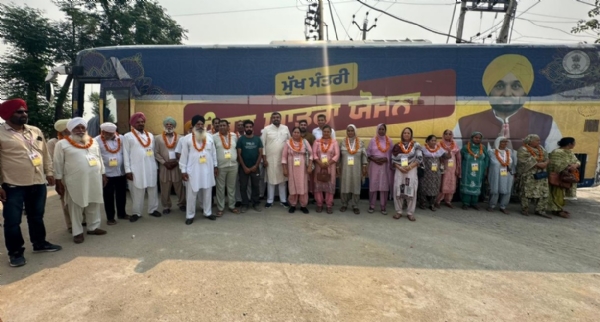 ਸ਼ਰਧਾਲੂਆਂ ਦੀ ਬੱਸ ਰਵਾਨਾ ਕਰਦੇ ਹੋਏ ਵਿਧਾਇਕ ਜਗਦੀਪ ਕੰਬੋਜ ਗੋਲਡੀ।