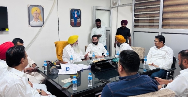 ਮੀਟਿੰਗ ਦੌਰਾਨ ਕੈਬਨਿਟ ਮੰਤਰੀ ਗੁਰਮੀਤ ਸਿੰਘ ਖੁੱਡੀਆਂ, ਫਾਜ਼ਿਲਕਾ ਦੇ ਵਿਧਾਇਕ ਨਰਿੰਦਰ ਪਾਲ ਸਿੰਘ ਸਵਨਾ, ਜਲਾਲਾਬਾਦ ਦੇ ਵਿਧਾਇਕ ਜਗਦੀਪ ਕੰਬੋਜ ਗੋਲਡੀ ਅਤੇ ਹੋਰ।
