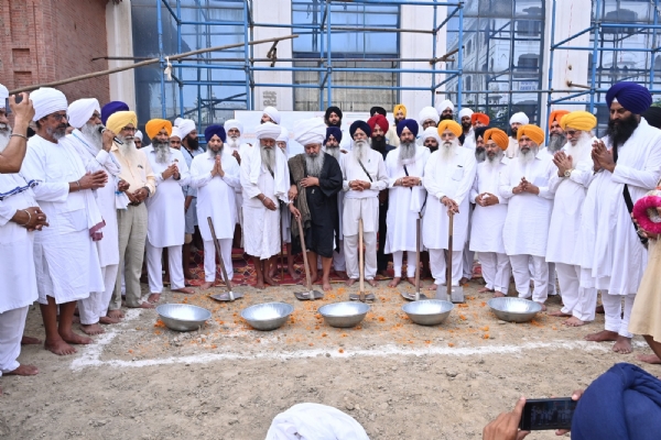 ਸੇਵਾ ਦੀ ਸ਼ੁਰੂਆਤ ਕਰਦੇ ਹੋਏ ਐਸਜੀਪੀਸੀ ਪ੍ਰਧਾਨ ਧਾਮੀ ਤੇ ਹੋਰ ਪੰਥ ਦੀਆਂ ਸਿਰਮੋਰ ਸਖਸ਼ੀਅਤਾਂ।