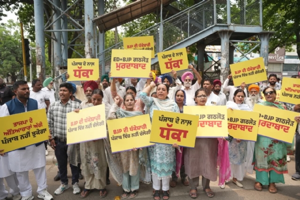 प्रदर्शन करते हुए आप आगू और वर्कर। प्रदर्शन करते हुए आप आगू और वर्कर।