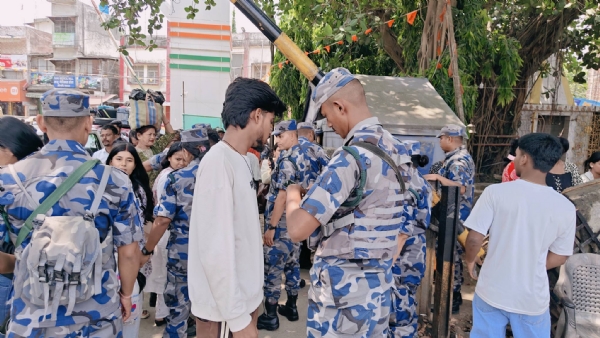 ਭਾਰਤ ਤੋਂ ਨੇਪਾਲ ਵਿੱਚ ਦਾਖਲ ਹੁੰਦੇ ਸਮੇਂ ਸੁਰੱਖਿਆ ਕਰਮਚਾਰੀ ਪਛਾਣ ਪੱਤਰਾਂ ਦੀ ਜਾਂਚ ਕਰਦੇ ਹੋਏ।