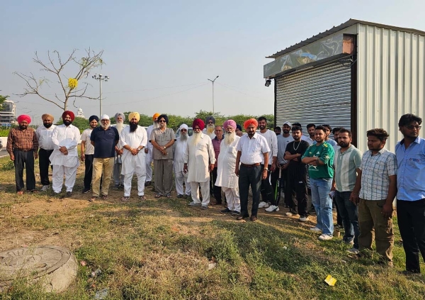 ਧਰਨਾ ਦਿੰਦੇ ਹੋਏ ਵਸਨੀਕ।