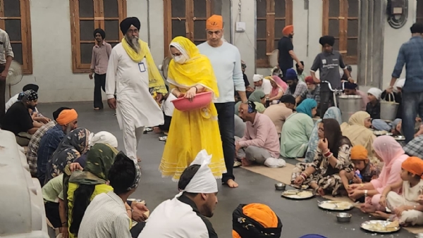 ਲੰਗਰ ਹਾਲ ’ਚ ਸੇਵਾ ਕਰਦੇ ਹੋਏ।