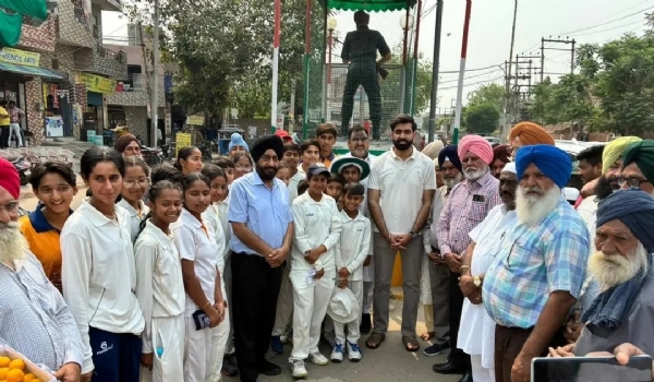 ਸ਼ਹੀਦ ਜਰਨੈਲ ਸਿੰਘ ਚੌਕ ਦੇ ਸੁੰਦਰੀਕਰਨ ਦਾ ਕੰਮ ਸ਼ੁਰੂ ਕਰਵਾਉਣ ਸਮੇਂ ਸਾਬਕਾ ਮੇਅਰ ਪਦਮਜੀਤ ਸਿੰਘ ਮਹਿਤਾ