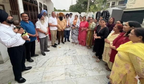 ਪ੍ਰਿਤਪਾਲ ਕੌਰ ਲਾਂਬਾ ਨੂੰ ਵਾਰਡ ਨੰਬਰ 29 ਦੀ ਮਹਿਲਾ ਪ੍ਰਧਾਨ ਨਿਯੁਕਤ ਕਰਨ ਸਮੇਂ ਜ਼ਿਲ੍ਹਾ ਪ੍ਰਧਾਨ (ਸ਼ਹਿਰੀ) ਲਾਲੀ ਬਾਜਵਾ, ਹਲਕਾ ਇੰਚਾਰਜ ਸੰਜੀਵ ਤਲਵਾੜ  ਅਤੇ ਹੋਰ ਪਾਰਟੀ ਵਰਕਰ