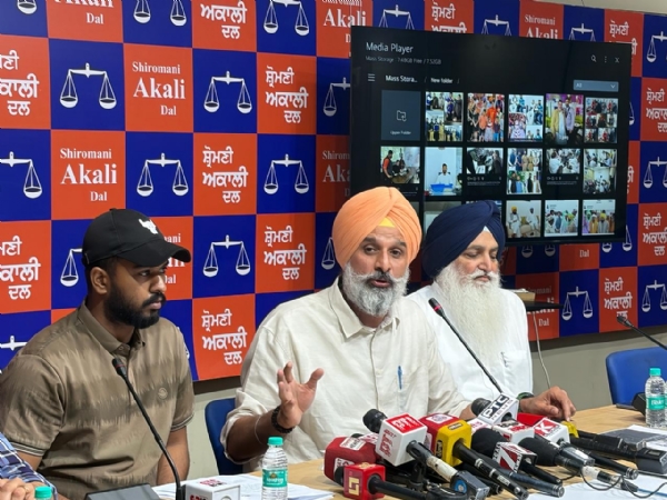 ਪੱਤਰਕਾਰਾਂ ਨਾਲ ਗੱਲਬਾਤ ਕਰਦੇ ਹੋਏ ਬਿਕਰਮ ਸਿੰਘ ਮਜੀਠੀਆ।
