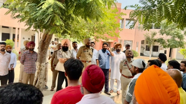 ਜੇਲ੍ਹ ਦਾ ਦੌਰਾ ਕਰਦੇ ਹੋਏ।