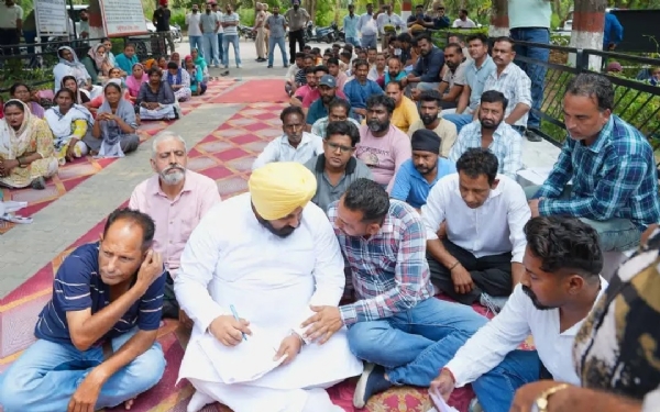 ਨਗਰ ਕੌਂਸਲ ਨੰਗਲ ਵਿਖੇ ਧਰਨਾਕਾਰੀਆਂ ਦੀਆਂ ਮੰਗਾਂ ਸੁਣਦੇ ਕੈਬਨਿਟ ਮੰਤਰੀ ਹਰਜੋਤ ਸਿੰਘ ਬੈਂਸ
