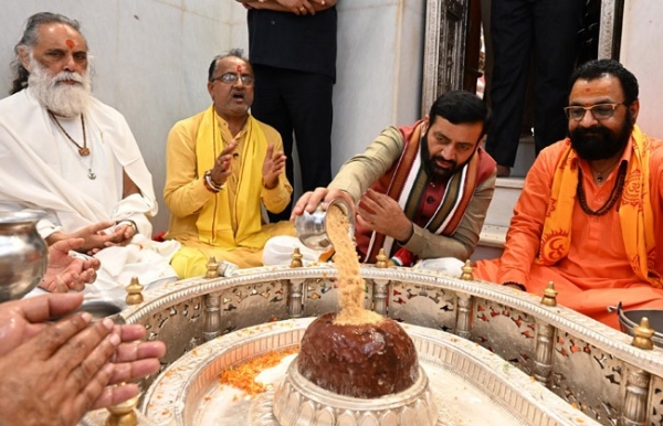 ਮੰਦਰ ’ਚ ਹਾਜ਼ਰੀ ਭਰਦੇ ਹੋਏ ਮੁੱਖ ਮੰਤਰੀ ਨਾਇਬ ਸਿੰਘ ਸੈਣੀ। ਮੰਦਰ ’ਚ ਹਾਜ਼ਰੀ ਭਰਦੇ ਹੋਏ ਮੁੱਖ ਮੰਤਰੀ ਨਾਇਬ ਸਿੰਘ ਸੈਣੀ।
