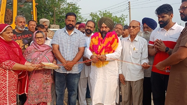 ਸੜਕ ਦਾ ਉਦਘਾਟਨ ਕਰਦੇ ਹੋਏ  ਡਿਪਟੀ ਸਪੀਕਰ ਜੈ ਕ੍ਰਿਸ਼ਨ ਸਿੰਘ ਰੌੜੀ।