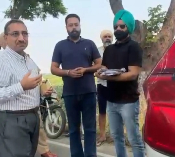 ਐੱਸ.ਡੀ.ਐਮ ਖਡੂਰ ਸਾਹਿਬ ਸੰਜੀਵ ਸ਼ਰਮਾ ਵੱਲੋਂ ਪੁਲਿਸ ਤੇ ਖੇਤੀਬਾੜੀ ਵਿਭਾਗ ਦੀ ਟੀਮ ਨਾਲ ਇਲਾਕੇ ਦਾ ਦੌਰਾ ਐੱਸ.ਡੀ.ਐਮ ਖਡੂਰ ਸਾਹਿਬ ਸੰਜੀਵ ਸ਼ਰਮਾ ਵੱਲੋਂ ਪੁਲਿਸ ਤੇ ਖੇਤੀਬਾੜੀ ਵਿਭਾਗ ਦੀ ਟੀਮ ਨਾਲ ਇਲਾਕੇ ਦਾ ਦੌਰਾ