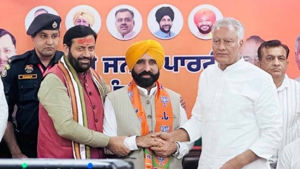 ਮੁੱਖ ਮੰਤਰੀ ਮਾਨ ਦੇ ਚਚੇਰੇ ਭਰਾ ਗਿਆਨ ਸਿੰਘ ਮਾਨ ਨੂੰ ਭਾਜਪਾ ਵਿੱਚ ਸ਼ਾਮਲ ਕਰਦੇ ਹੋਏ ਮੁੱਖ ਮੰਤਰੀ ਨਾਇਬ ਸੈਣੀ ਤੇ ਹੋਰ।