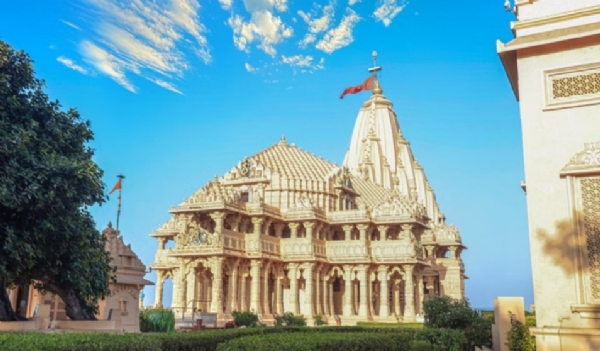 ਇਹ ਸੋਮਨਾਥ ਮੰਦਰ ਹੈ, ਜਿਸਨੂੰ ਹਮਲਾਵਰ ਮਹਿਮੂਦ ਗਜ਼ਨਵੀ ਨੇ 17 ਵਾਰ ਲੁੁੱਟਿਆ ਸੀ। ਫੋਟੋ: ਇੰਟਰਨੈੱਟ ਮੀਡੀਆ ਇਹ ਸੋਮਨਾਥ ਮੰਦਰ ਹੈ, ਜਿਸਨੂੰ ਹਮਲਾਵਰ ਮਹਿਮੂਦ ਗਜ਼ਨਵੀ ਨੇ 17 ਵਾਰ ਲੁੁੱਟਿਆ ਸੀ। ਫੋਟੋ: ਇੰਟਰਨੈੱਟ ਮੀਡੀਆ