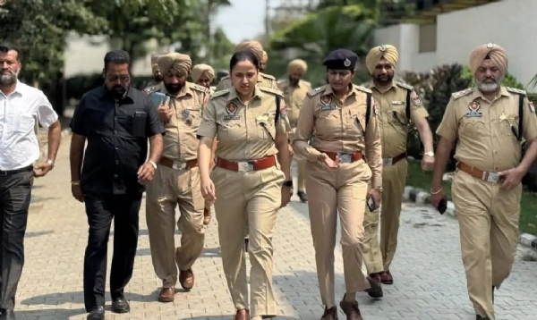 ਪੁਲਿਸ ਦੇ ਅਧਿਕਾਰੀਆਂ ਨਾਲ ਐਸਐਸਪੀ ਖੰਨਾ ਡਾ. ਦਰਪਣ ਆਹਲੂਵਾਲੀਆ