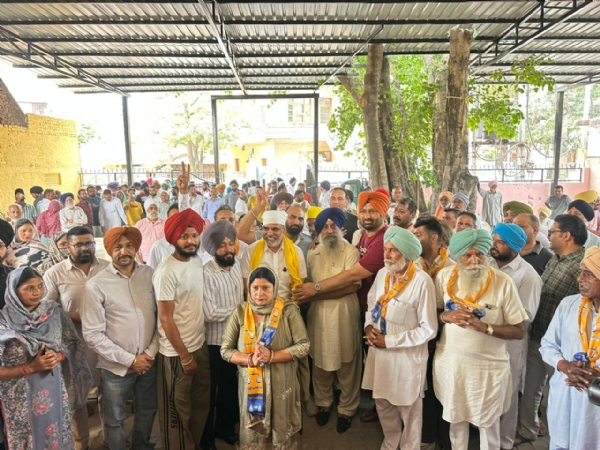 ਸੈਂਕੜੇ ਲੋਕਾਂ ਨੂੰ ਅਕਾਲੀ ਦਲ ’ਚ ਸ਼ਾਮਲ ਕਰਦੇ ਹੋਏ ਐਨਕੇ ਸ਼ਰਮਾ।