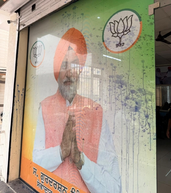 ਭਾਜਪਾ ਆਗੂ ਗੁਰਦਰਸ਼ਨ ਸੈਣੀ ਦੀ ਤਸਵੀਰ ‘ਤੇ ਸੁੱਟੀ ਸਿਆਹੀ ਦੀ ਫੋਟੋ।
