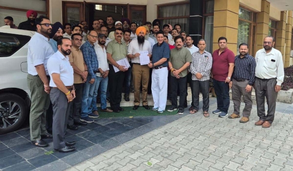 ਮੋਹਾਲੀ ਕੈਮਿਸਟ ਐਸੋਸੀਏਸ਼ਨ ਦਾ ਵਫਦ ਸਾਂਸਦ ਮਾਲਵਿੰਦਰ ਸਿੰਘ ਕੰਗ ਨੂੰ ਮਿਲਦਾ ਹੋਇਆ।