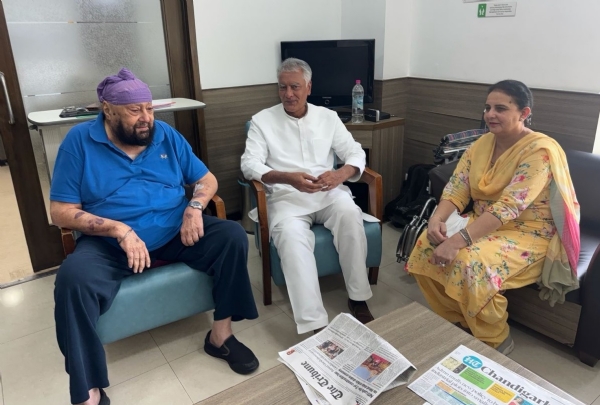 ਪੰਜਾਬ ਭਾਜਪਾ ਪ੍ਰਧਾਨ ਸੁਨੀਲ ਜਾਖੜ ਪੰਜਾਬ ਦੇ ਸਾਬਕਾ ਮੁੱਖ ਮੰਤਰੀ ਕੈਪਟਨ ਅਮਰਿੰਦਰ ਸਿੰਘ ਨੂੰ ਮਿਲਦੇ ਹੋਏ।