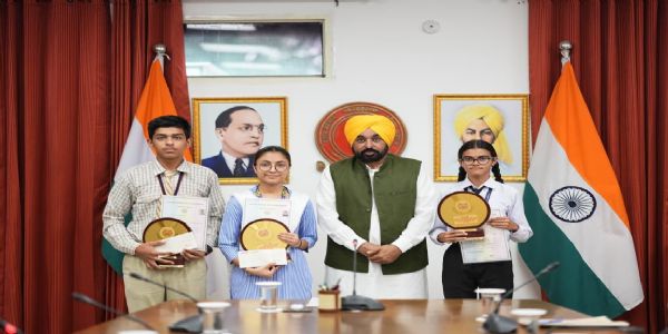 (ਅੱਪਡੇਟ) 10ਵੀਂ ਜਮਾਤ ਦੇ ਟੌਪਰਾਂ ਨੂੰ ਮੁੱਖ ਮੰਤਰੀ ਭਗਵੰਤ ਸਿੰਘ ਮਾਨ ਨੇ ਕੀਤਾ ਸਨਮਾਨਿਤ