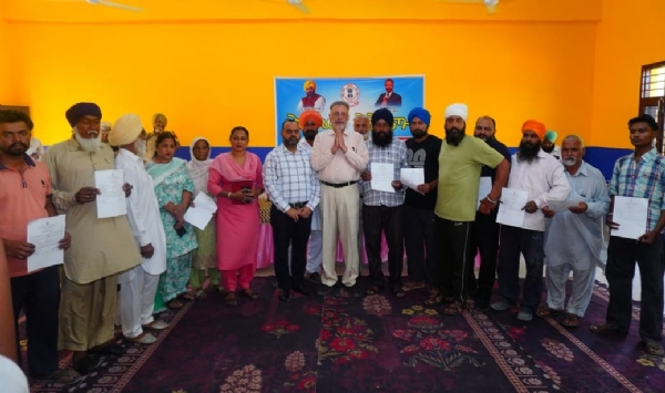 ਸਿਹਤ ਮੰਤਰੀ ਨੇ 393 ਪਰਿਵਾਰਾਂ ਨੂੰ ਮਾਲਕਾਨਾ ਹੱਕ ਦਿੱਤੇ ਸਿਹਤ ਮੰਤਰੀ ਨੇ 393 ਪਰਿਵਾਰਾਂ ਨੂੰ ਮਾਲਕਾਨਾ ਹੱਕ ਦਿੱਤੇ