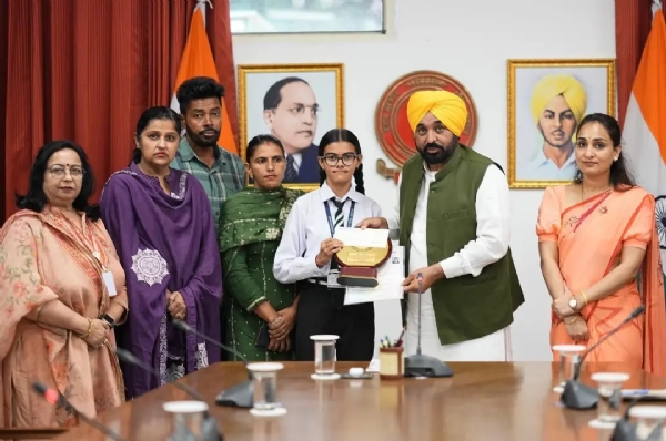ਵਿਦਿਆਰਥਣ ਹਰਲੀਨ ਸ਼ਰਮਾ ਦਾ ਸਨਮਾਨ ਕਰਦੇ ਹੋਏ ਮੁੱਖ ਮੰਤਰੀ ਭਗਵੰਤ ਮਾਨ