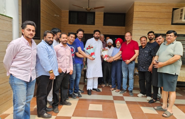 ਭਾਜਪਾ ਆਗੂ ਅਕਸ਼ੈ ਸ਼ਰਮਾ ਦਾ ਸਵਾਗਤ ਕਰਦੇ ਹੋਏ ਨਿਵਾਸੀ।