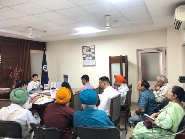 ਮੀਟਿੰਗ ਕਰਦੇ ਹੋਏ  ਵਧੀਕ ਡਿਪਟੀ ਕਮਿਸ਼ਨਰ (ਪੇਂਡੂ ਵਿਕਾਸ) ਸੋਨਮ ਚੌਧਰੀ।