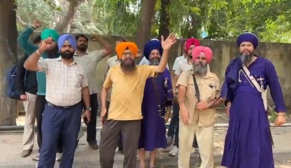 ਜਲੰਧਰ ਵਿੱਚ ਹੋਈ ਇਕ ਮੀਟਿੰਗ ਤੋਂ ਬਾਅਦ ਯੂਨੀਅਨ ਆਗੂ ਤੇ ਮੈਂਬਰ ਨਾਅਰੇਬਾਜ਼ੀ ਕਰਦੇ ਹੋਏ।