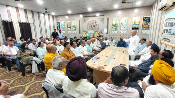 ਲੋਕਾਂ ਨਾਲ ਗੱਲਬਾਤ ਕਰਦੇ ਹੋਏ ਅਰਵਿੰਦ ਖੰਨਾ। ਲੋਕਾਂ ਨਾਲ ਗੱਲਬਾਤ ਕਰਦੇ ਹੋਏ ਅਰਵਿੰਦ ਖੰਨਾ।