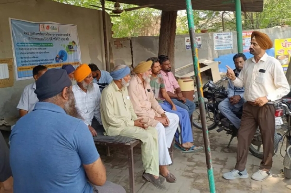 ਟਰੱਕ ਯੂਨੀਅਨ ਹਾਜੀ ਰਤਨ ਚੌਂਕ ਵਿਖੇ ਡਰਾਇਵਰ ਭਾਈਚਾਰੇ ਨੂੰ ਟੈਲੀ ਮਾਨਸ ਟੋਲ ਫਰੀ ਨੰਬਰ ਬਾਰੇ ਜਾਗਰੂਕ ਕੀਤਾ ਟਰੱਕ ਯੂਨੀਅਨ ਹਾਜੀ ਰਤਨ ਚੌਂਕ ਵਿਖੇ ਡਰਾਇਵਰ ਭਾਈਚਾਰੇ ਨੂੰ ਟੈਲੀ ਮਾਨਸ ਟੋਲ ਫਰੀ ਨੰਬਰ ਬਾਰੇ ਜਾਗਰੂਕ ਕੀਤਾ