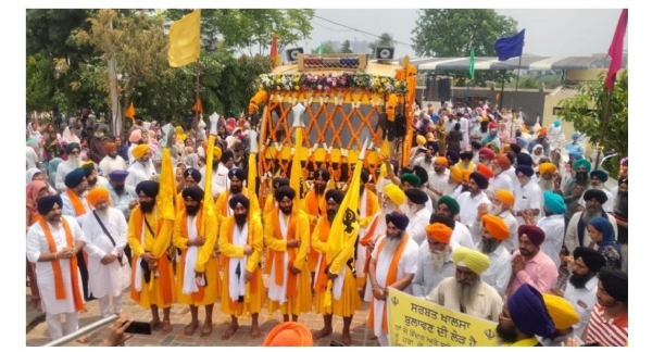 ਸਰਹਿੰਦ ਫਤਹਿ ਨੂੰ ਸਮਰਪਿਤ ਫਤਹਿ ਮਾਰਚ ਦੀ ਅਗਵਾਈ ਕਰਦੇ ਹੋਏ ਪੰਜ ਪਿਆਰੇ। ਸਰਹਿੰਦ ਫਤਹਿ ਨੂੰ ਸਮਰਪਿਤ ਫਤਹਿ ਮਾਰਚ ਦੀ ਅਗਵਾਈ ਕਰਦੇ ਹੋਏ ਪੰਜ ਪਿਆਰੇ।