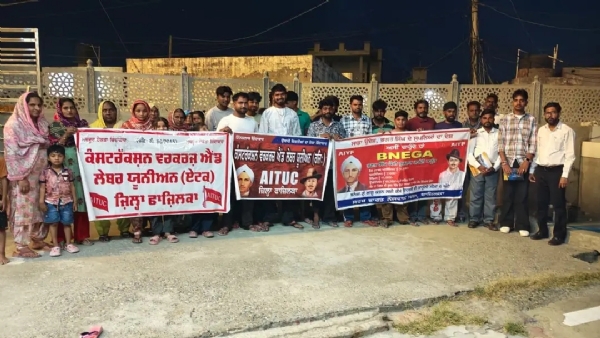 ਸੂਬਾ ਪੱਧਰੀ ਰੈਲੀ ਸਬੰਧੀ ਜਾਣਕਾਰੀ ਦਿੰਦੇ ਹੋਏ ਯੂਨੀਅਨ ਆਗੂ ਅਤੇ ਮੈਂਬਰ। ਸੂਬਾ ਪੱਧਰੀ ਰੈਲੀ ਸਬੰਧੀ ਜਾਣਕਾਰੀ ਦਿੰਦੇ ਹੋਏ ਯੂਨੀਅਨ ਆਗੂ ਅਤੇ ਮੈਂਬਰ।