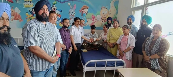 ਥੈਲੇਸੀਮੀਆ ਪੀੜਤ ਬੱਚਿਆਂ ਨੂੰ ਦਵਾਈਆਂ ਭੇਂਟ ਕਰਨ ਸਮੇਂ ਹਿਊਮਨ ਰਾਇਟਸ ਕਮਿਸ਼ਨ ਦੇ ਨੁਮਾਇੰਦੇ ਥੈਲੇਸੀਮੀਆ ਪੀੜਤ ਬੱਚਿਆਂ ਨੂੰ ਦਵਾਈਆਂ ਭੇਂਟ ਕਰਨ ਸਮੇਂ ਹਿਊਮਨ ਰਾਇਟਸ ਕਮਿਸ਼ਨ ਦੇ ਨੁਮਾਇੰਦੇ