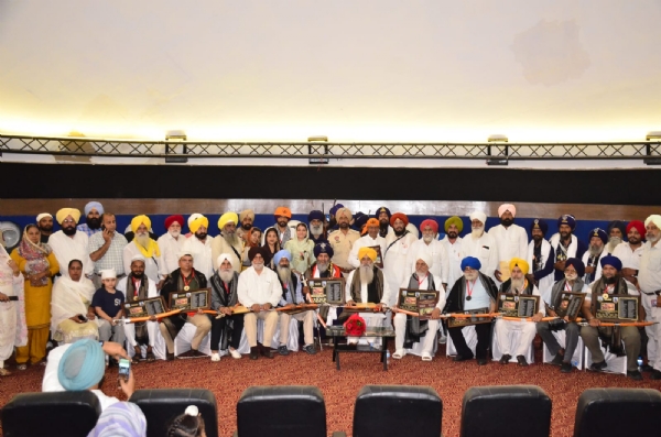 ਖੇਤੀਬਾੜੀ ਮੰਤਰੀ ਗੁਰਮੀਤ ਸਿੰਘ ਖੁੱਡੀਆਂ ਨੂੰ ਸਨਮਾਨਿਤ ਕਰਦੇ ਹੋਏ ਪ੍ਰਬੰਧਕ।