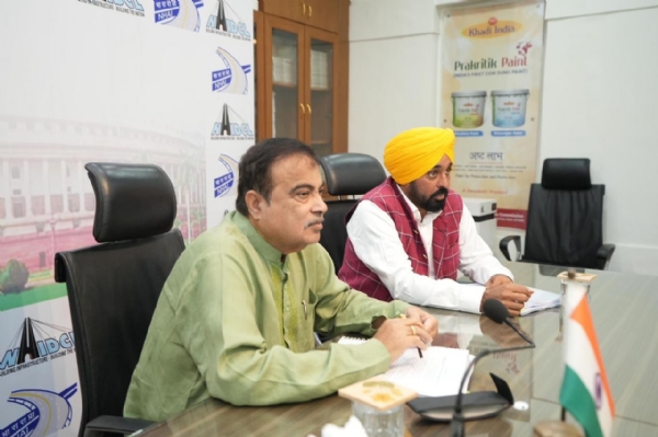 ਮੀਟਿੰਗ ਦੌਰਾਨ ਨਿਤਿਨ ਗਡਕਰੀ ਨਾਲ ਗੱਲਬਾਤ ਕਰਦੇ ਹੋਏ ਮੁੱਖ ਮੰਤਰੀ ਭਗਵੰਤ ਸਿੰਘ ਮਾਨ।