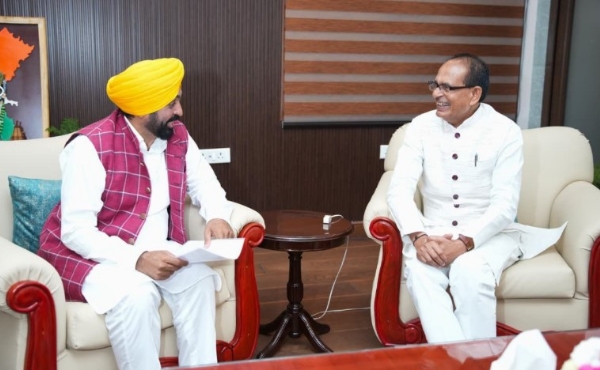 ਪੰਜਾਬ ਦੇ ਮੁੱਖ ਮੰਤਰੀ ਭਗਵੰਤ ਸਿੰਘ ਮਾਨ ਕੇਂਦਰੀ ਖੇਤੀਬਾੜੀ ਮੰਤਰੀ ਸ਼ਿਵਰਾਜ ਸਿੰਘ ਚੌਹਾਨ ਨਾਲ ਗੱਲਬਾਤ ਕਰਦੇ ਹੋਏ।