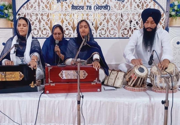 ਕੀਰਤਨ ਕਰਦਾ ਹੋਇਆ ਜਥਾ।