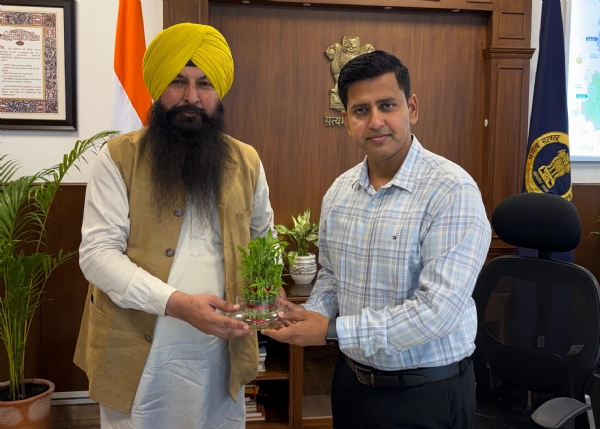 ਡਿਪਟੀ ਕਮਿਸ਼ਨਰ ਹਿਮਾਂਸ਼ੂ ਅਗਰਵਾਲ ਨਾਲ ਮੁਲਾਕਾਤ ਸਮੇਂ ਆਪ ਆਗੂ ਇੰਦਰਜੀਤ ਸਿੰਘ ਸੰਧੂ ਡਿਪਟੀ ਕਮਿਸ਼ਨਰ ਹਿਮਾਂਸ਼ੂ ਅਗਰਵਾਲ ਨਾਲ ਮੁਲਾਕਾਤ ਸਮੇਂ ਆਪ ਆਗੂ ਇੰਦਰਜੀਤ ਸਿੰਘ ਸੰਧੂ