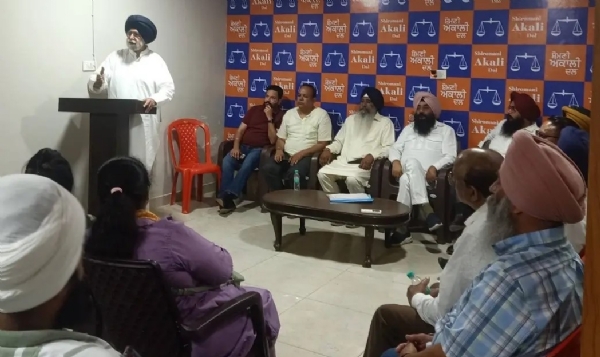 ਨਗਰ ਨਿਗਮ ਚੋਣਾਂ ਸਬੰਧੀ ਮੀਟਿੰਗ ਦੌਰਾਨ ਸ਼੍ਰੋਮਣੀ ਅਕਾਲੀ ਦਲ ਦੇ ਆਗੂ।