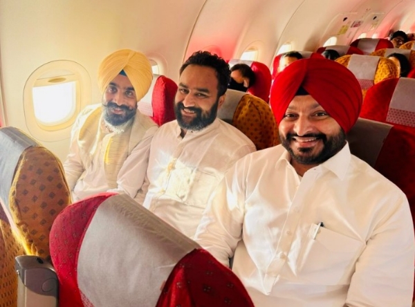 ਕੇਂਦਰੀ ਮੰਤਰੀ ਰਵਨੀਤ ਸਿੰਘ ਬਿੱਟੂ ਦਿੱਲੀ ਤੋਂ ਏਅਰ ਇੰਡੀਆ ਦੀ ਫਲਾਈਟ ’ਚ।