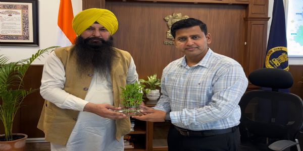 ਡਿਪਟੀ ਕਮਿਸ਼ਨਰ ਹਿਮਾਂਸ਼ੂ ਅਗਰਵਾਲ ਨਾਲ ਆਪ ਆਗੂ ਇੰਦਰਜੀਤ ਸਿੰਘ ਸੰਧੂ ਦੀ ਮੁਲਾਕਾਤ